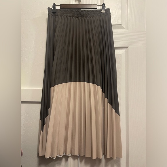 Max Studio Dresses & Skirts - NWT Max Studio Pleated Skirt